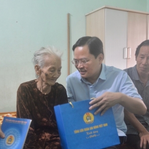 Chủ tịch Tổng LĐLĐ Việt Nam thăm, tặng quà Mẹ Việt Nam anh hùng tại Đà Nẵng
