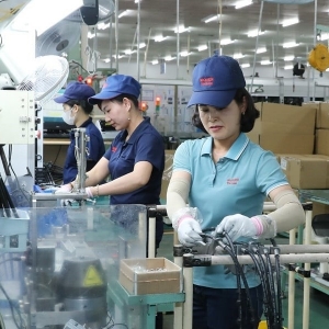 Tăng lương tối thiểu vùng năm 2027: Bài toán tối ưu hoá lợi ích và động lực tăng trưởng năng suất