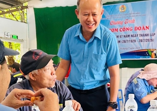 Đà Nẵng: Cùng công nhân dùng bữa, sẻ chia những điều giản dị