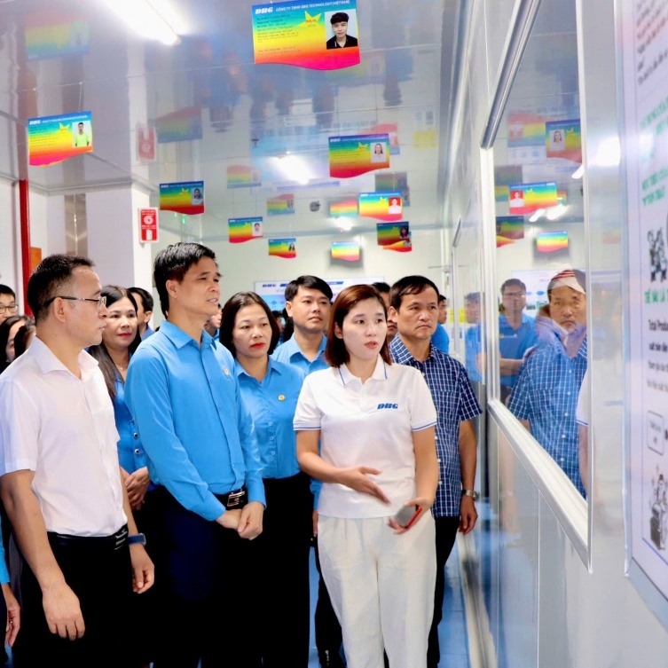 Cán bộ Công đoàn tham quan, trao đổi thực tế tại doanh nghiệp ở Thái Nguyên