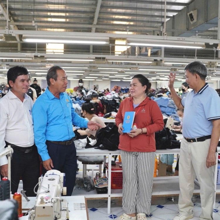 Bảo vệ người lao động từ giám sát thực hiện chính sách, pháp luật