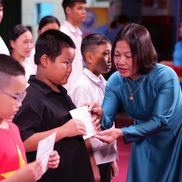 Ấm áp chương trình “Tiếp sức con công nhân lao động đến trường” tại Thái Nguyên