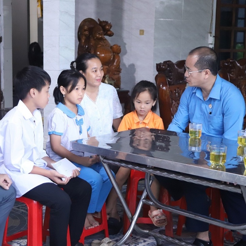 Công đoàn Hà Tĩnh tiếp sức con đoàn viên khó khăn trên hành trình đến trường