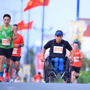 Chạy được marathon, nhưng không thể đi một chuyến xe buýt trọn vẹn