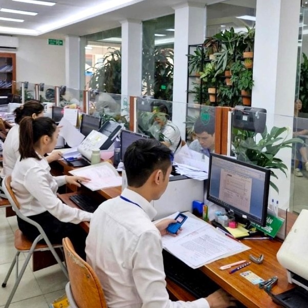 Lao động hợp đồng có được hưởng chính sách tinh giản khi đơn vị chuyển đổi?