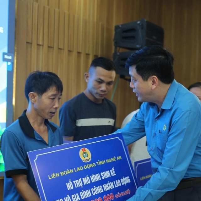 Trao “cần câu”, nhen hy vọng mới cho gia đình công nhân