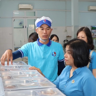 Bữa ăn ca của công nhân: Từ bữa ăn no đến quyền lợi được định lượng trong thỏa ước