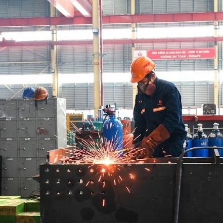 [Ảnh] Một ngày ở xưởng hàn của công nhân Việt Nam tiêu biểu Hoàng Ngọc Hiến