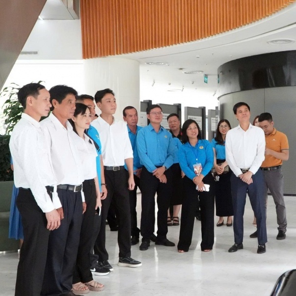 Công nhân Việt Nam tiêu biểu thăm và làm việc tại Tập đoàn Viettel
