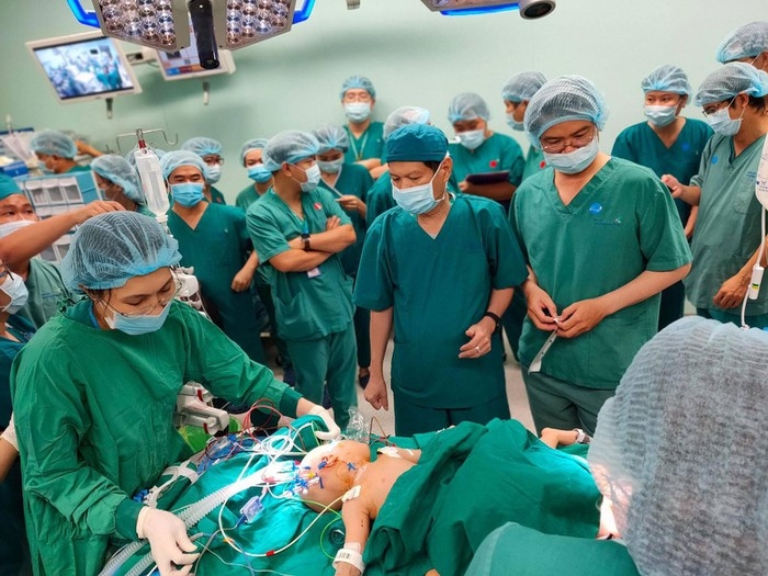 Gần 100 bác sĩ tham gia đại phẫu mổ tách cặp song sinh dính liền phức tạp nhất Việt Nam