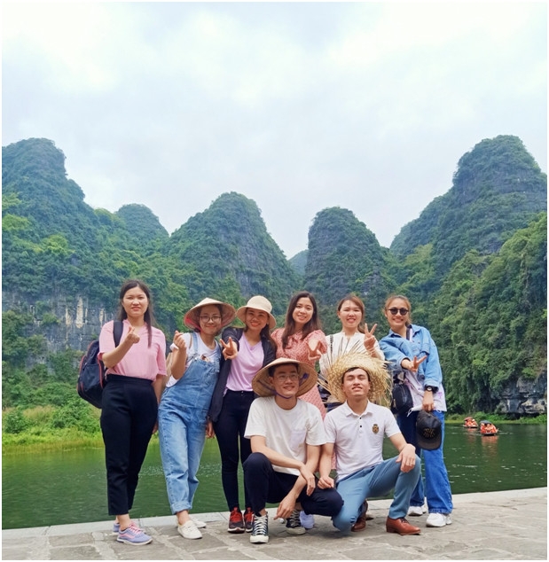 “Sống như những đóa hoa” cùng nàng thơ “Trai xinh – Gái đẹp các khu công nghiệp” “Sống như những đóa hoa” cùng nàng thơ “Trai xinh – Gái đẹp các khu công nghiệp”