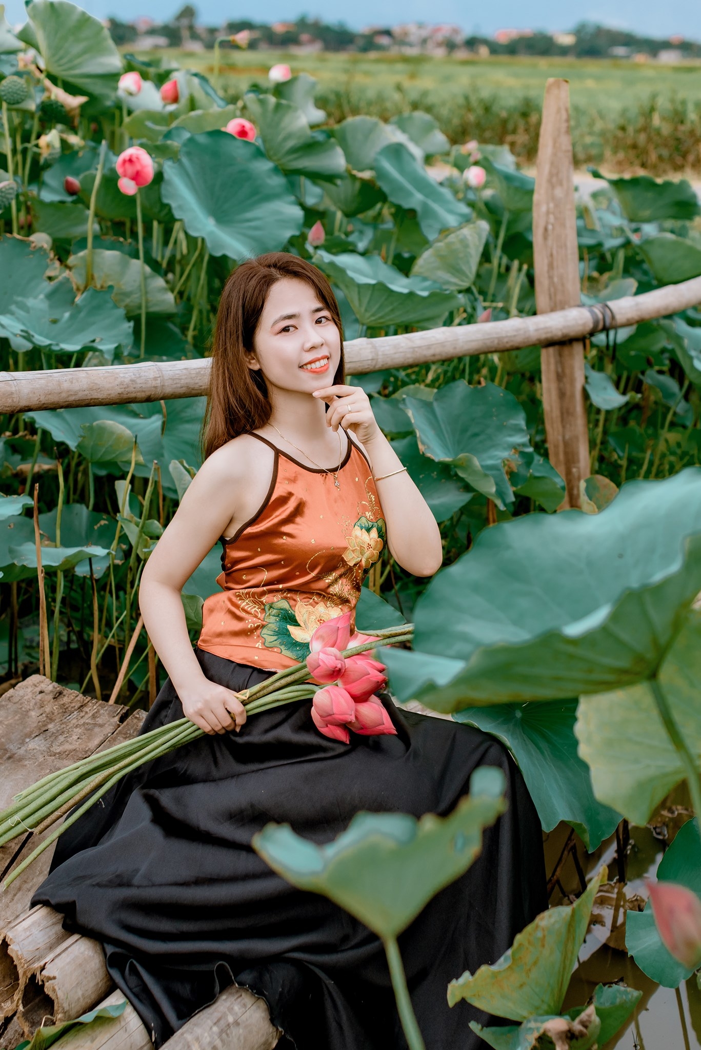 Ngắm vẻ đẹp dịu dàng bên hoa sen của thí sinh 
