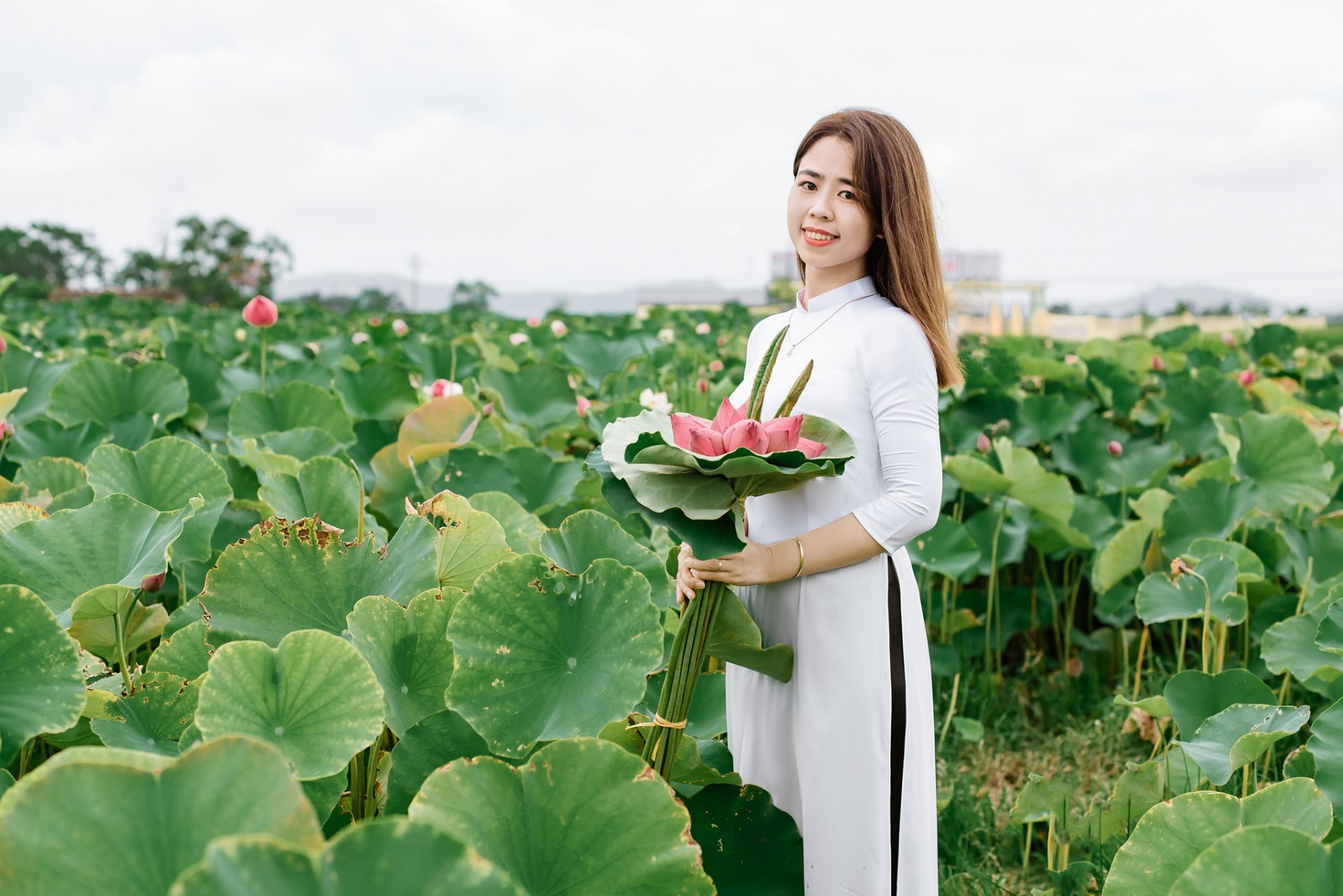 Ngắm vẻ đẹp dịu dàng bên hoa sen của thí sinh 