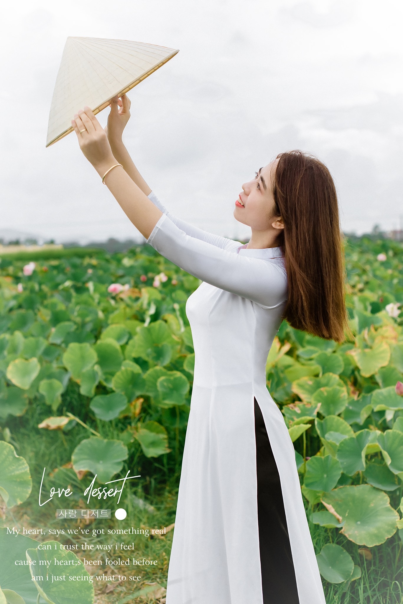 Ngắm vẻ đẹp dịu dàng bên hoa sen của thí sinh 