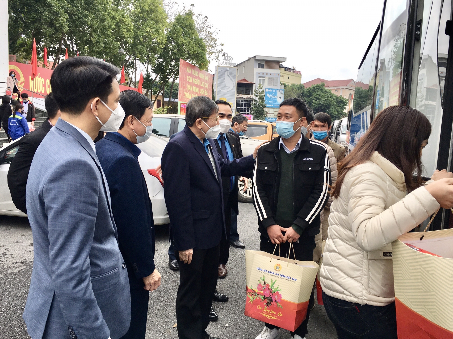 Đoàn viên, người lao động Lào Cai rộn ràng đón Tết sang Đoàn viên, người lao động Lào Cai rộn ràng đón Tết sang