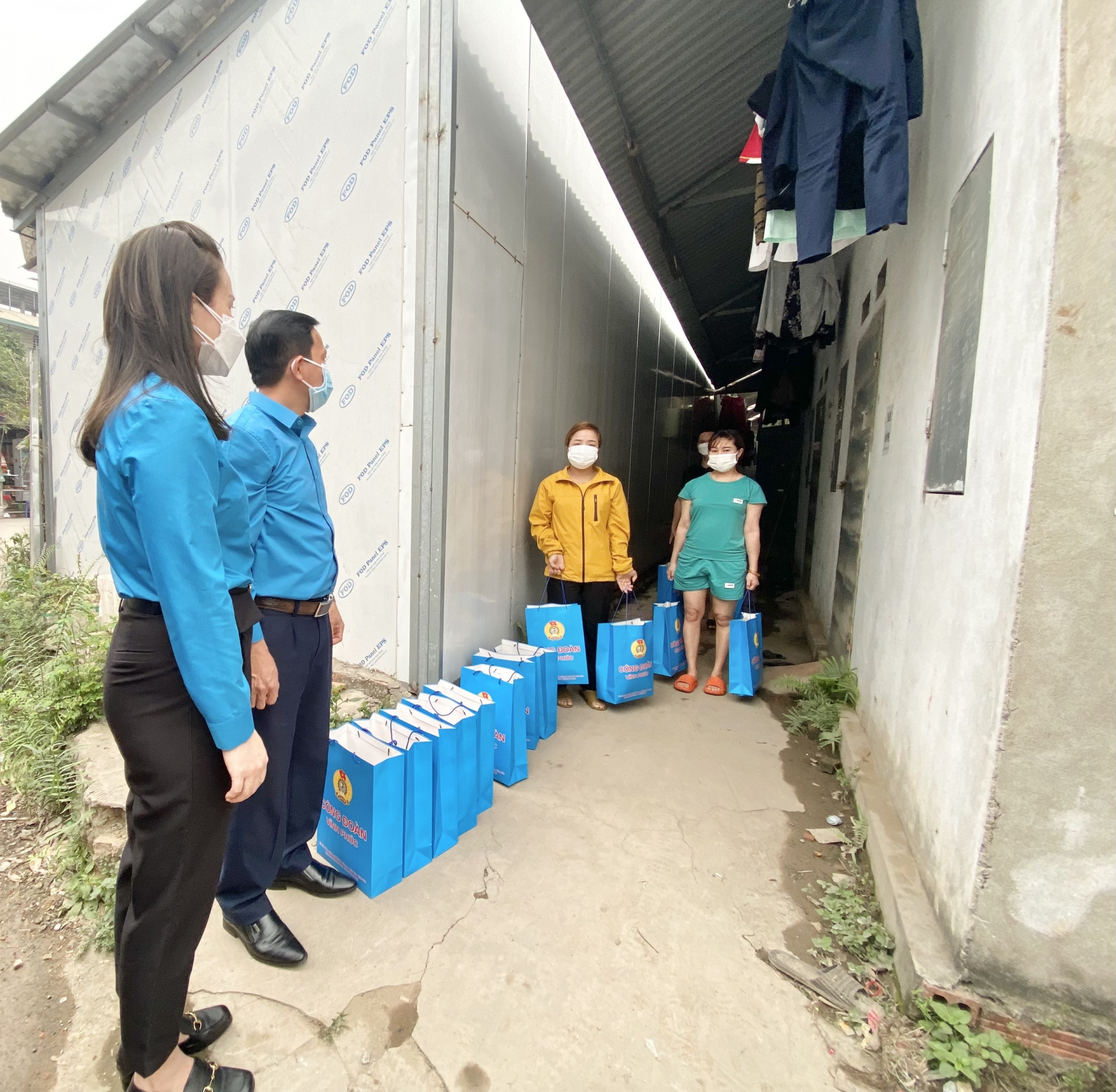 Công đoàn Vĩnh Phúc hỗ trợ công nhân F0 đang cách ly tại nhà