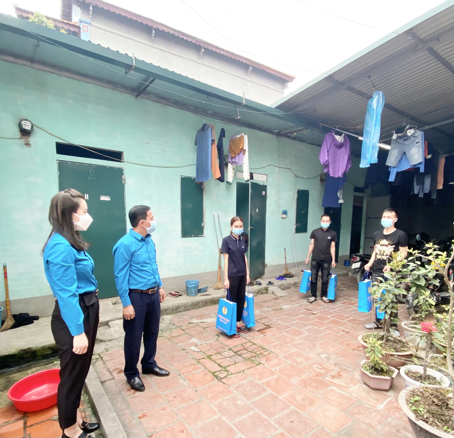 Công đoàn Vĩnh Phúc hỗ trợ công nhân F0 đang cách ly tại nhà