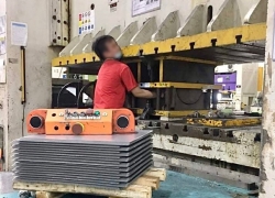 Dập nát hai bàn tay, mất 4 ngón tay... vì máy dập công nghiệp