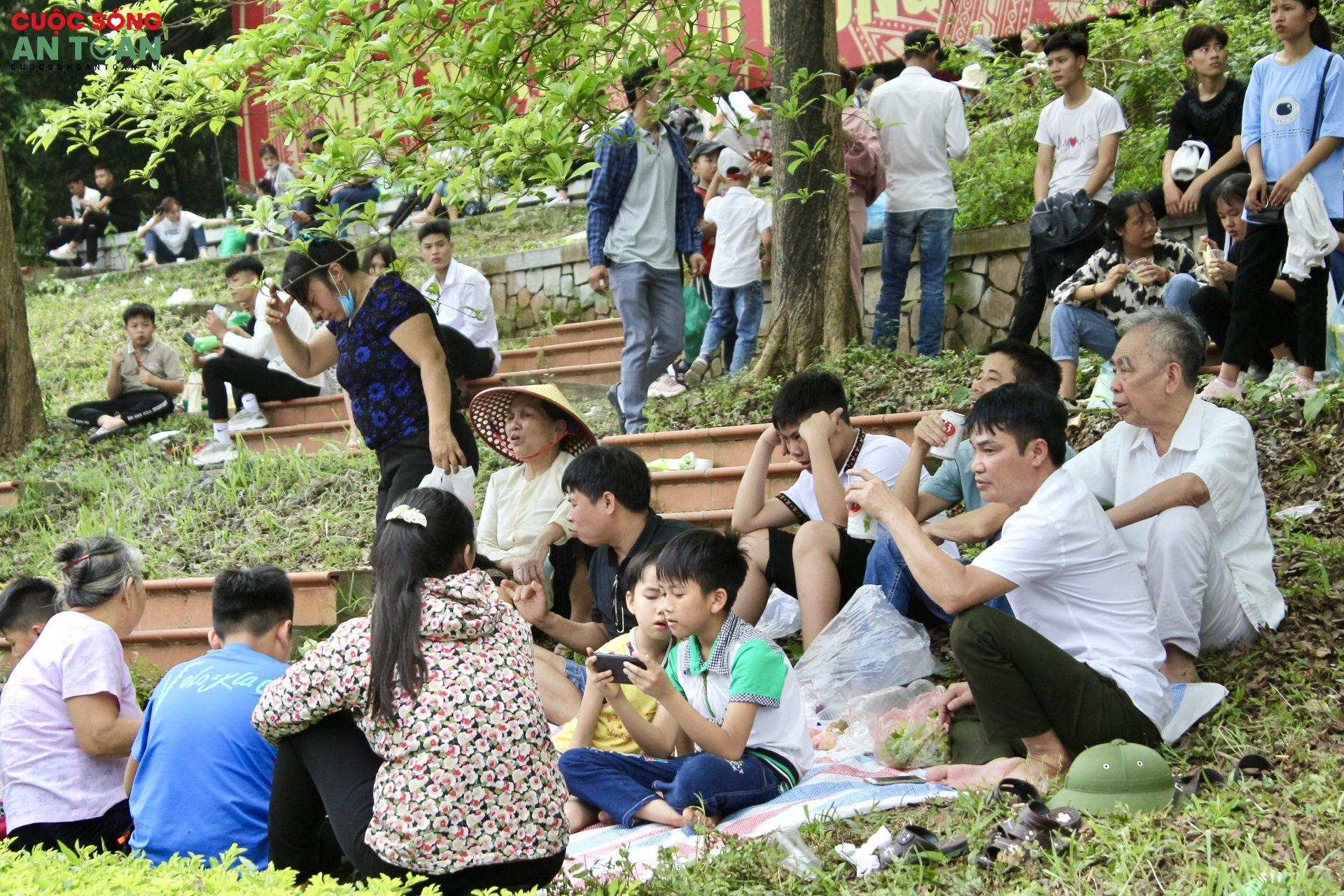 Nhiều công nhân lao động đi lễ đền Hùng 'cầu may' Nhiều công nhân lao động đi lễ đền Hùng 'cầu may'
