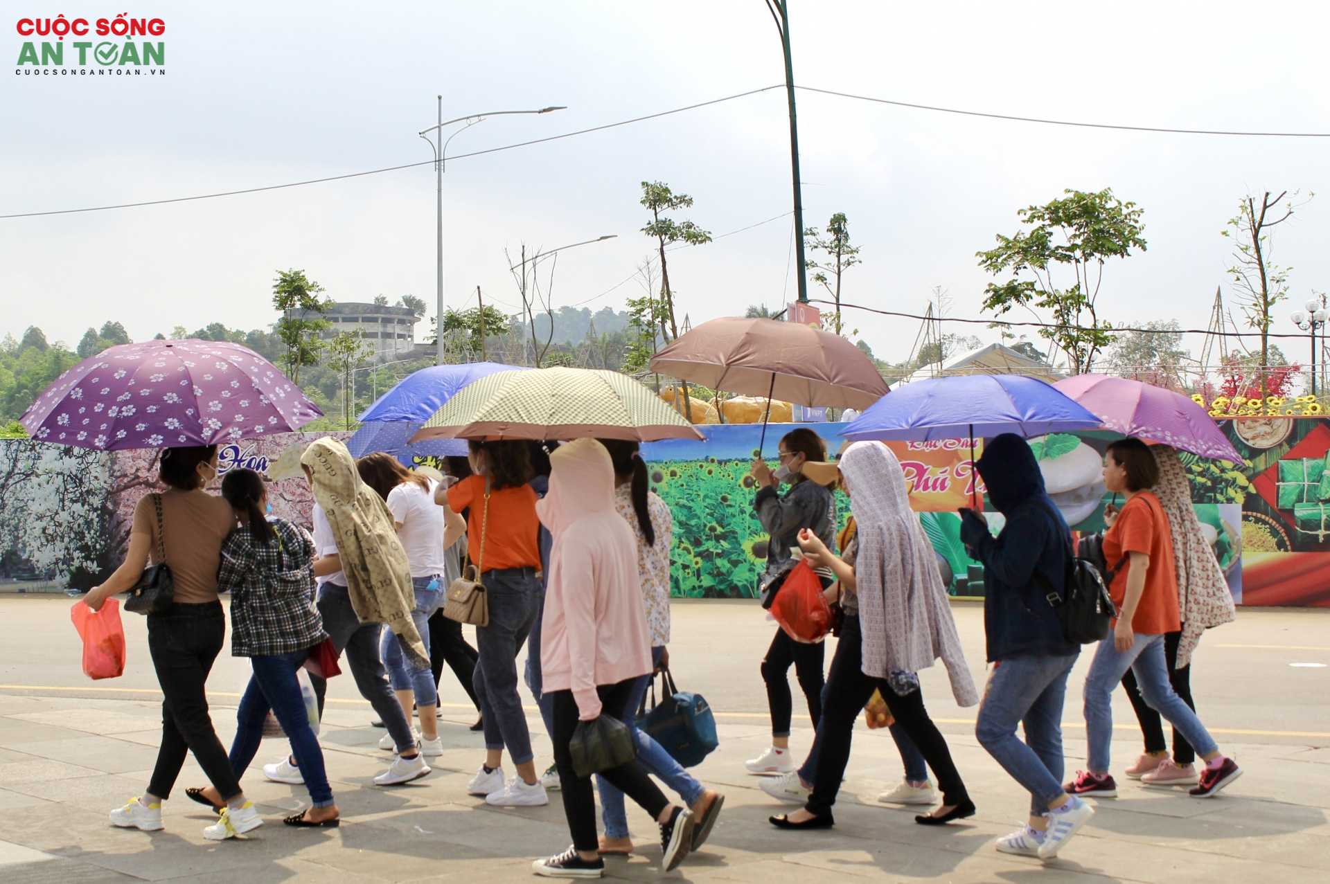 Nhiều công nhân lao động đi lễ đền Hùng 'cầu may' Nhiều công nhân lao động đi lễ đền Hùng 'cầu may'