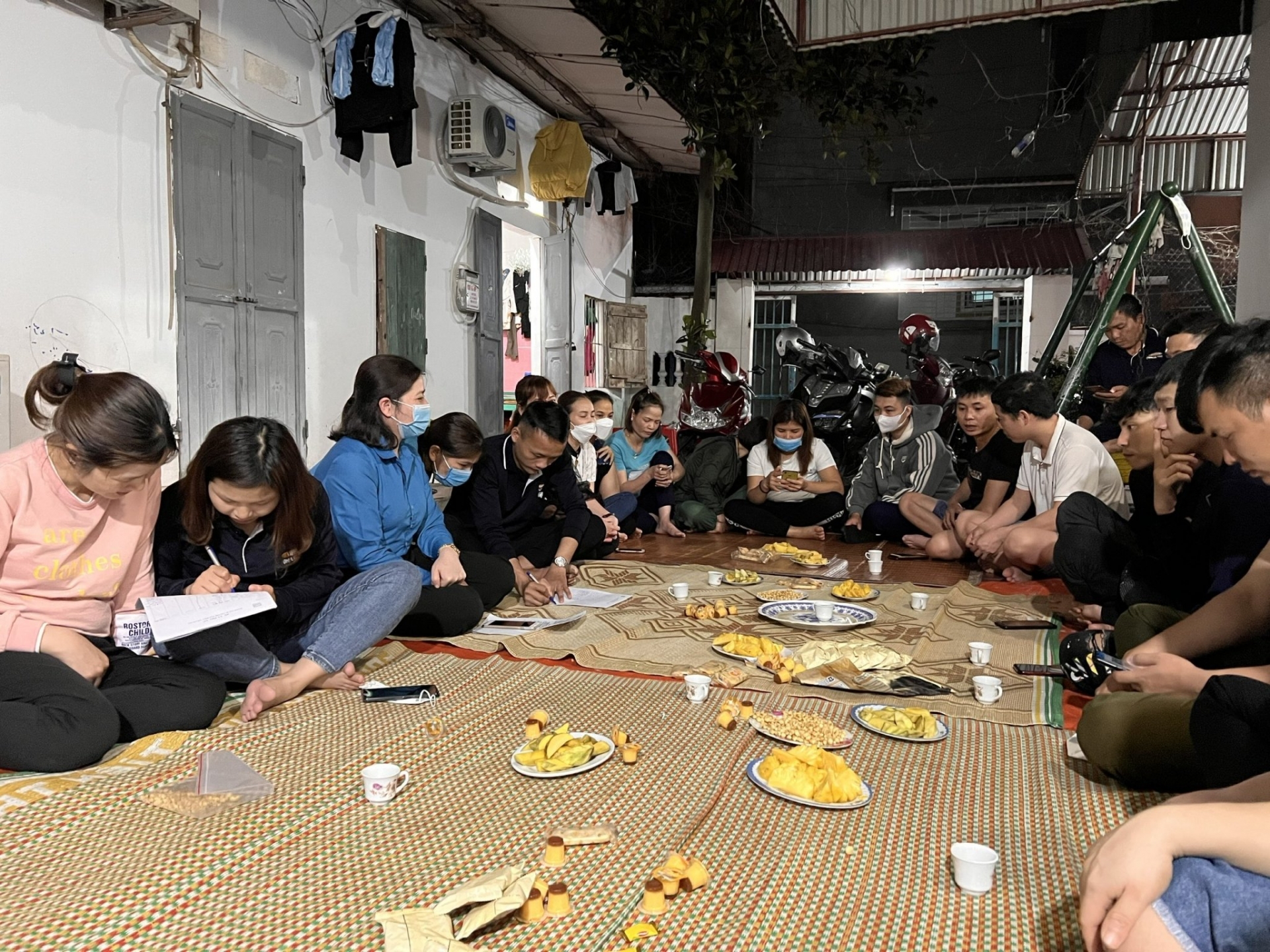 Công nhân nói, cán bộ công đoàn lắng nghe và giải đáp