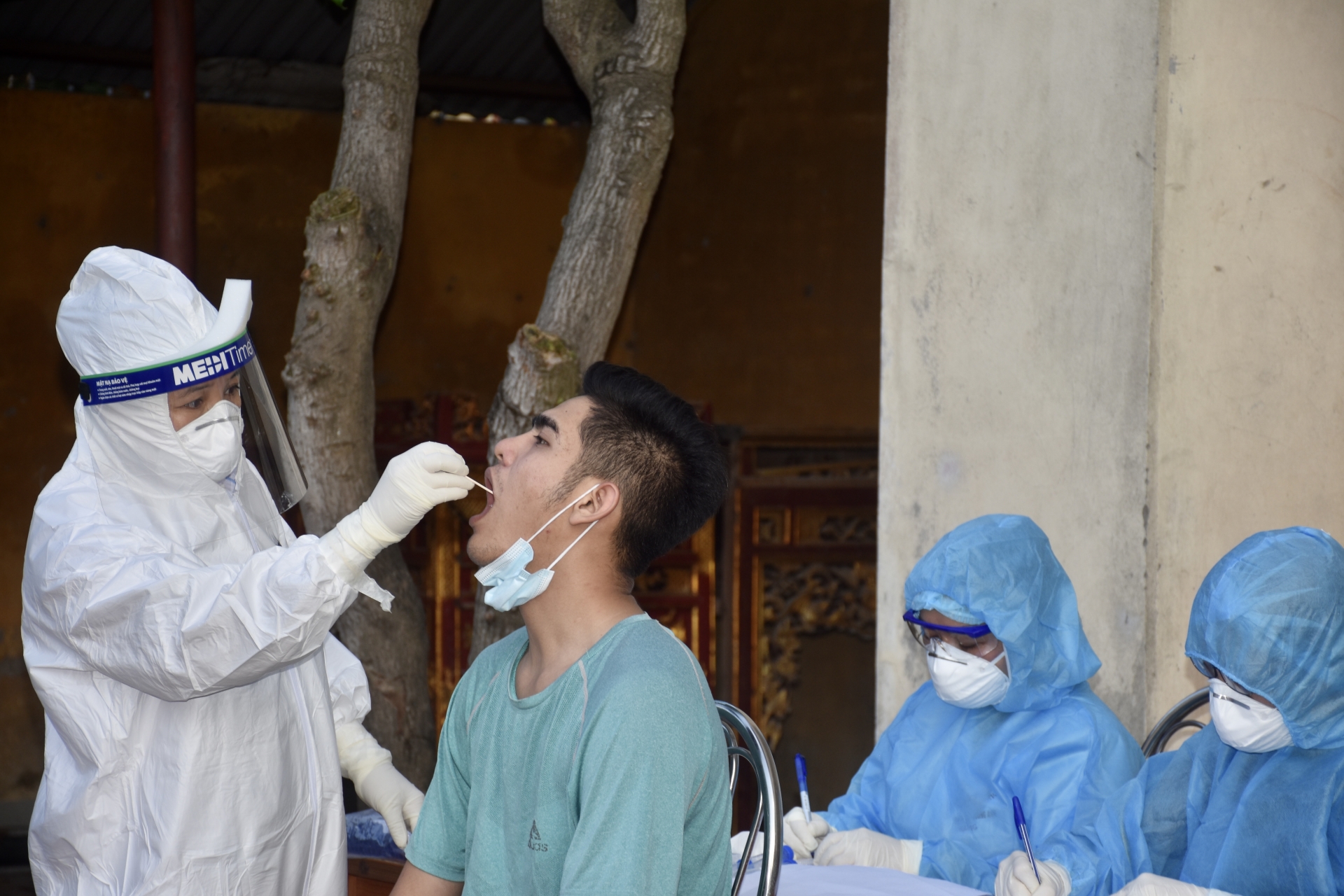 Hà Nội bất ngờ thay đổi, tiếp tục cho sử dụng giấy đi đường cũ