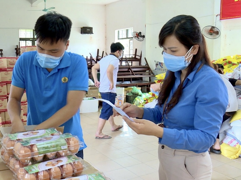 Nữ cán bộ công đoàn trong tâm dịch Bắc Ninh Nữ cán bộ công đoàn trong tâm dịch Bắc Ninh