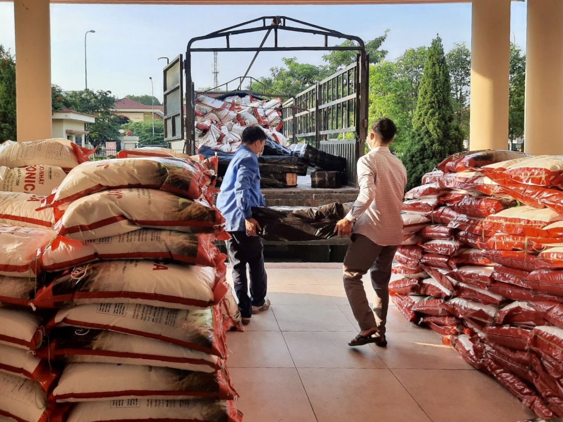 Nữ cán bộ công đoàn trong tâm dịch Bắc Ninh Nữ cán bộ công đoàn trong tâm dịch Bắc Ninh