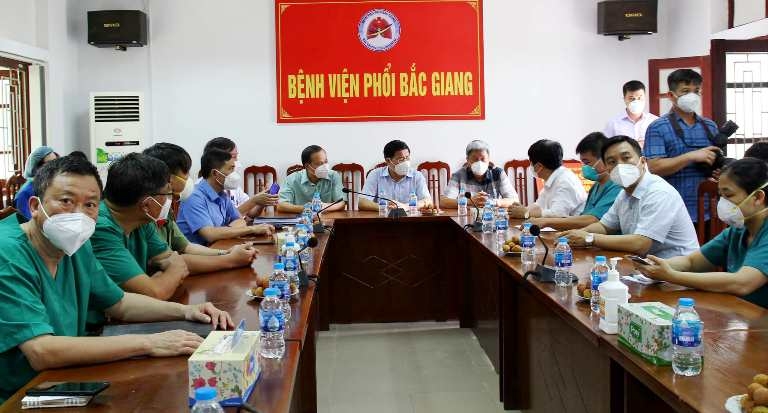 2 bệnh nhân COVID-19 nặng đầu tiên ở Bắc Giang khỏi bệnh 2 bệnh nhân COVID-19 nặng đầu tiên ở Bắc Giang khỏi bệnh