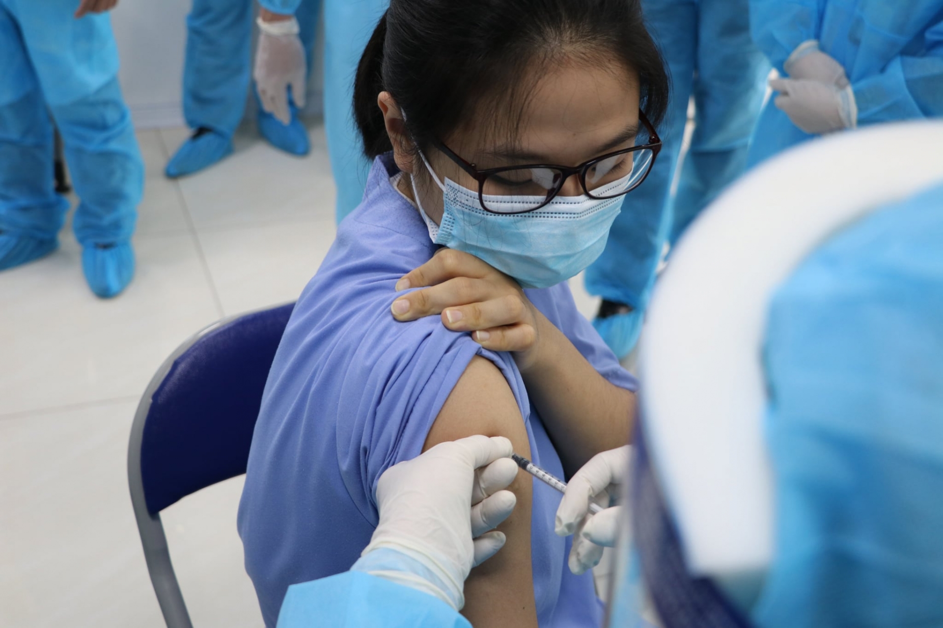 Tiêm vắc xin COVID-19 có bị sốt không?