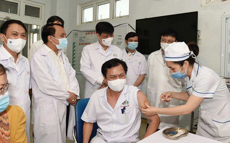 Tiêm vắc xin COVID-19 có bị sốt không?