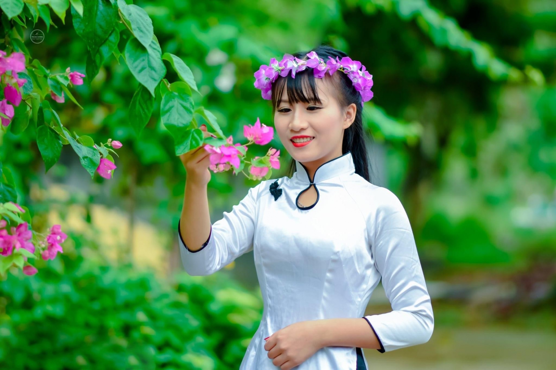 Nữ công nhân thả dáng yêu kiều trong quốc phục Việt Nam