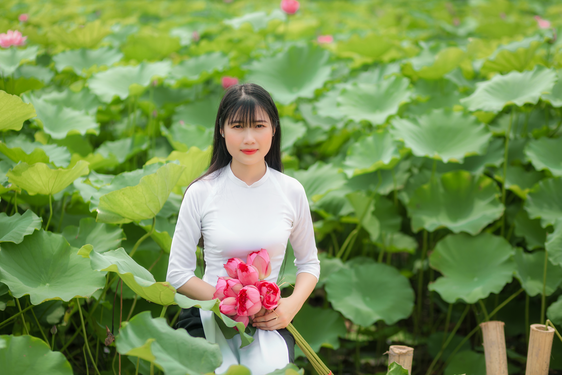 Nữ công nhân thả dáng yêu kiều trong quốc phục Việt Nam