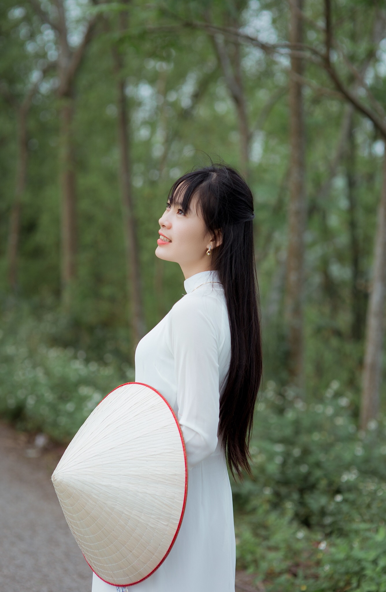 Nữ công nhân thả dáng yêu kiều trong quốc phục Việt Nam