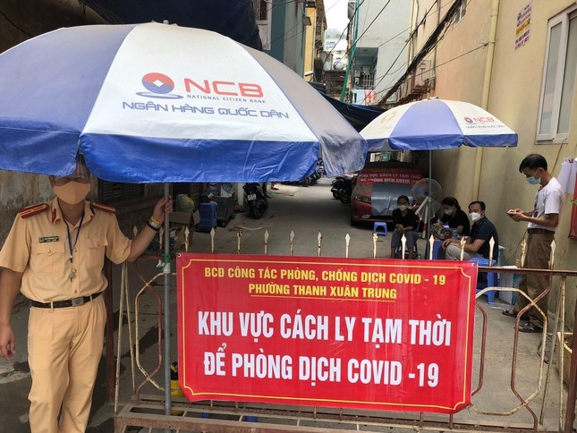 Hà Nội phong tỏa khu vực có 2000 dân do phát hiện nhiều ca nhiễm mới Hà Nội phong tỏa khu vực có 2000 dân do phát hiện nhiều ca nhiễm mới