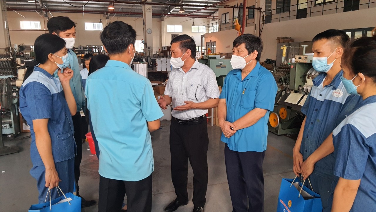 Công đoàn Viên chức Việt Nam tặng quà cho NLĐ khó khăn tại Công ty In Tiến Bộ