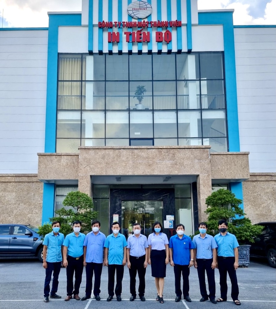 Công đoàn Viên chức Việt Nam tặng quà cho NLĐ khó khăn tại Công ty In Tiến Bộ