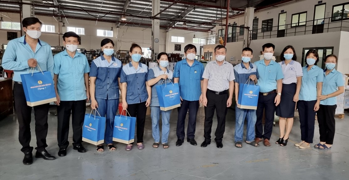 Công đoàn Viên chức Việt Nam tặng quà cho NLĐ khó khăn tại Công ty In Tiến Bộ