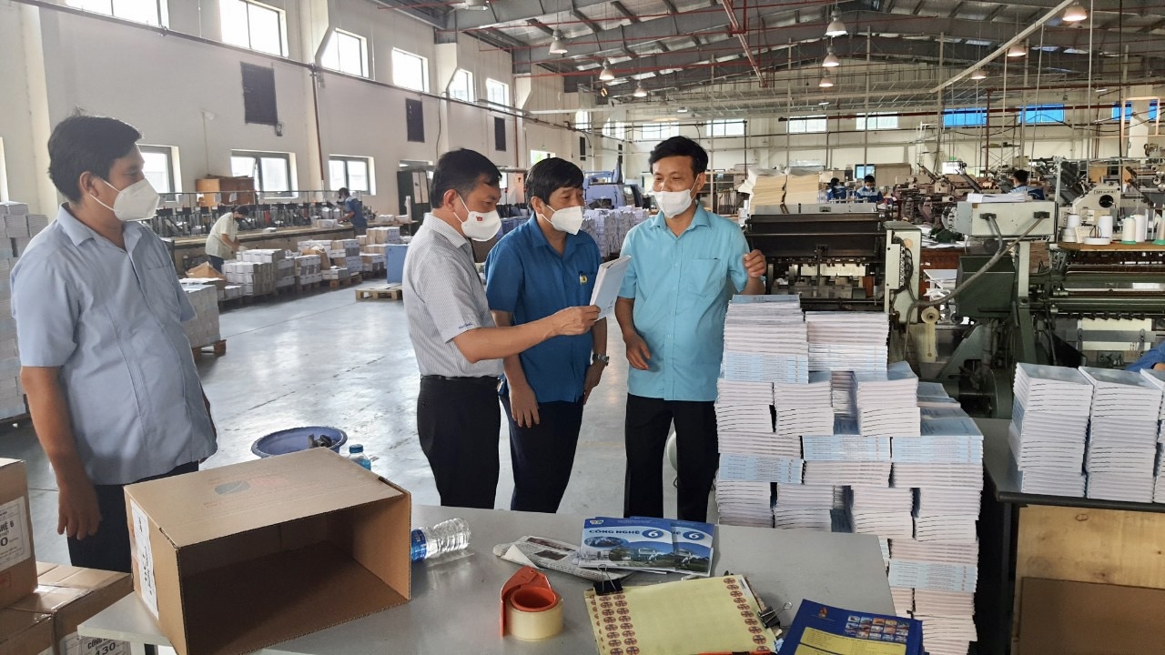 Công đoàn Viên chức Việt Nam tặng quà cho NLĐ khó khăn tại Công ty In Tiến Bộ
