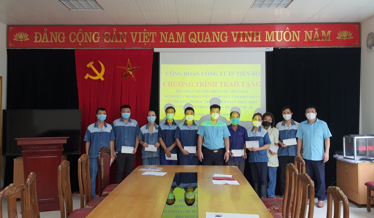 Công đoàn Công ty In Tiến Bộ hỗ trợ con em đoàn viên gặp khó khăn trong học tập Công đoàn Công ty In Tiến Bộ hỗ trợ con em đoàn viên gặp khó khăn trong học tập