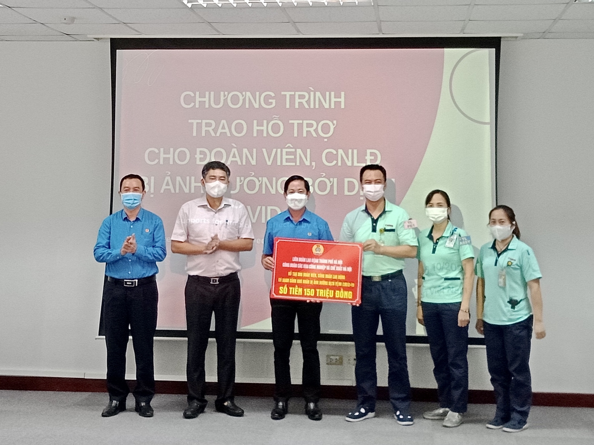 300 đoàn viên, người lao động Công ty TNHH Canon Việt Nam nhận hỗ trợ từ LĐLĐ TP Hà Nội 300 đoàn viên, người lao động Công ty TNHH Canon Việt Nam nhận hỗ trợ từ LĐLĐ TP Hà Nội