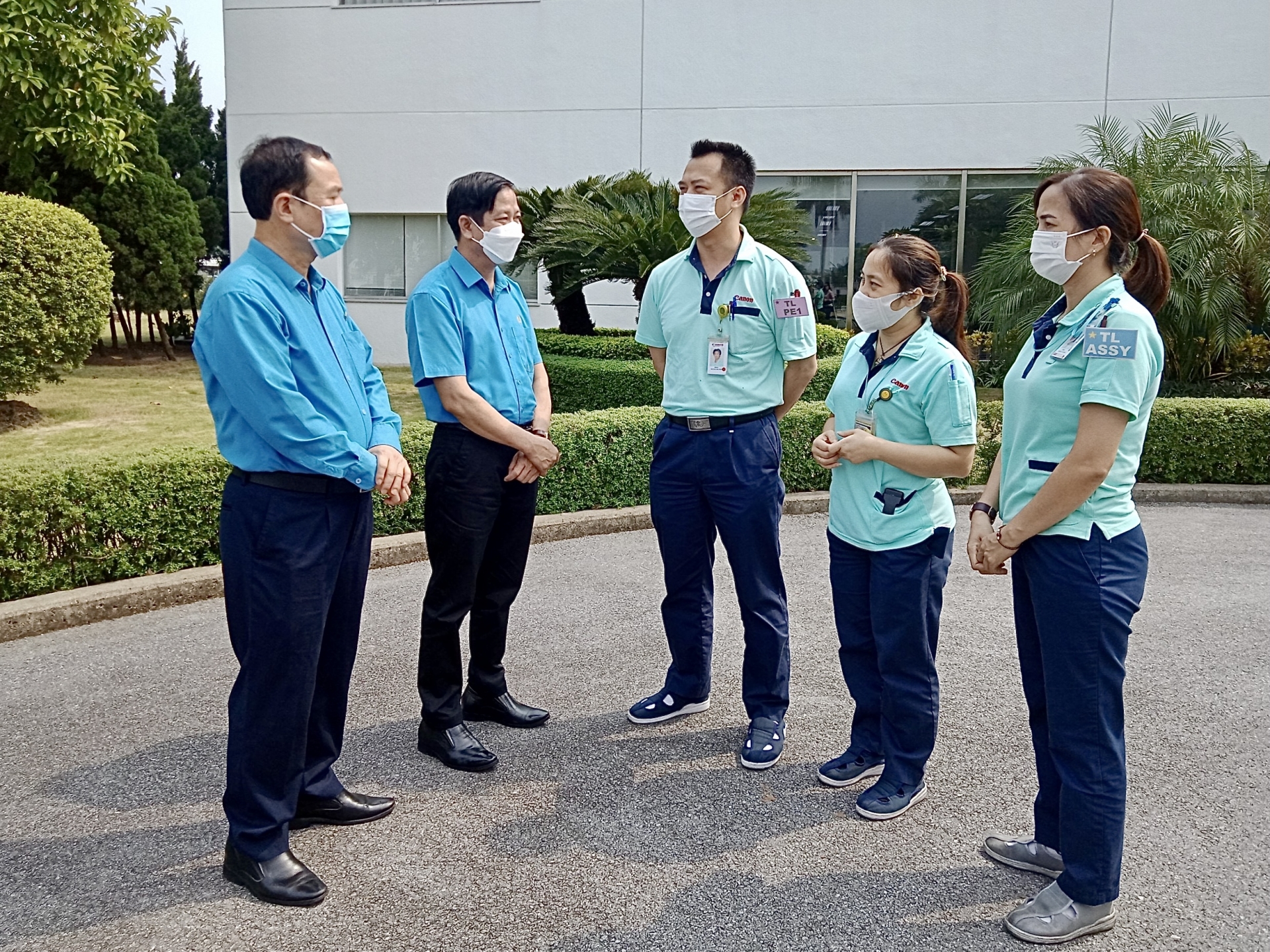 300 đoàn viên, người lao động Công ty TNHH Canon Việt Nam nhận hỗ trợ từ LĐLĐ TP Hà Nội 300 đoàn viên, người lao động Công ty TNHH Canon Việt Nam nhận hỗ trợ từ LĐLĐ TP Hà Nội