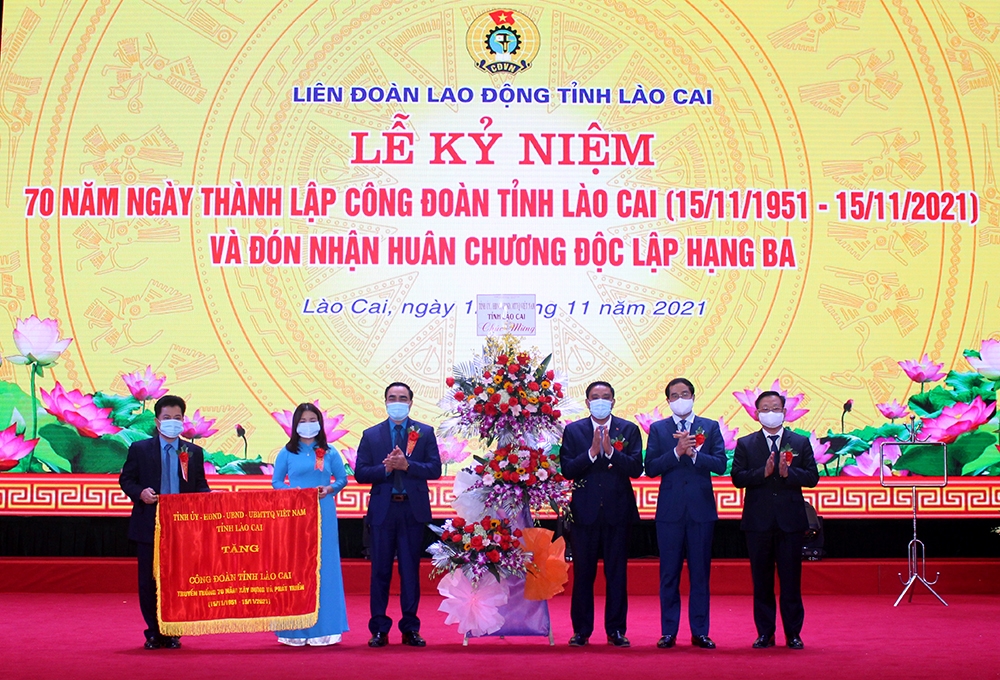 Huân chương Độc lập hạng Ba - Dấu ấn 70 năm thành lập Công đoàn tỉnh Lào Cai Huân chương Độc lập hạng Ba - Dấu ấn 70 năm thành lập Công đoàn tỉnh Lào Cai