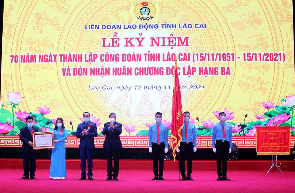 Huân chương Độc lập hạng Ba - Dấu ấn 70 năm thành lập Công đoàn tỉnh Lào Cai Huân chương Độc lập hạng Ba - Dấu ấn 70 năm thành lập Công đoàn tỉnh Lào Cai