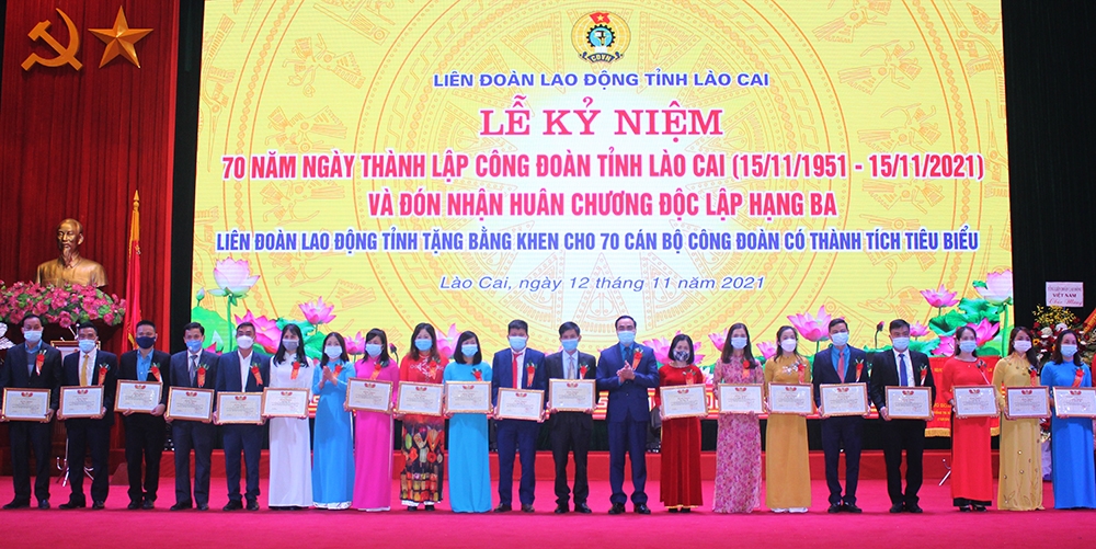 Huân chương Độc lập hạng Ba - Dấu ấn 70 năm thành lập Công đoàn tỉnh Lào Cai Huân chương Độc lập hạng Ba - Dấu ấn 70 năm thành lập Công đoàn tỉnh Lào Cai