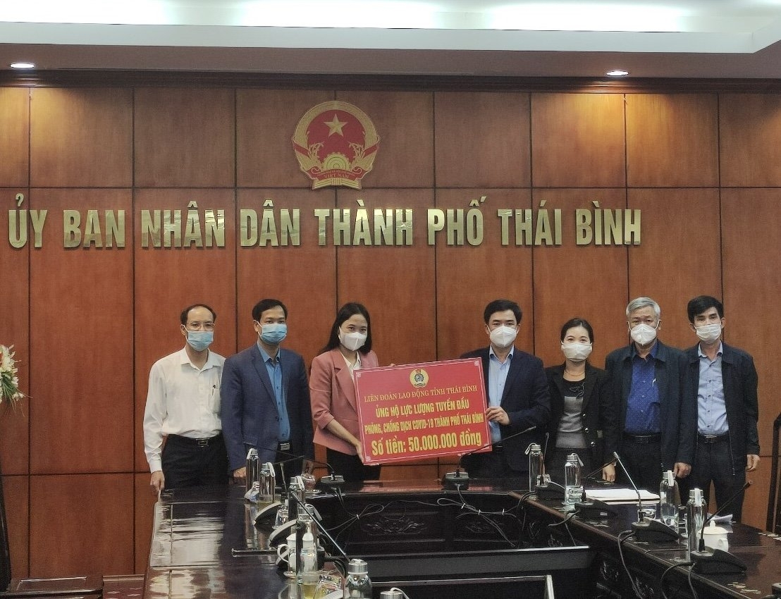 LĐLĐ tỉnh Thái Bình trao 100 triệu đồng động viên lực lượng tuyến đầu chống dịch LĐLĐ tỉnh Thái Bình trao 100 triệu đồng động viên lực lượng tuyến đầu chống dịch
