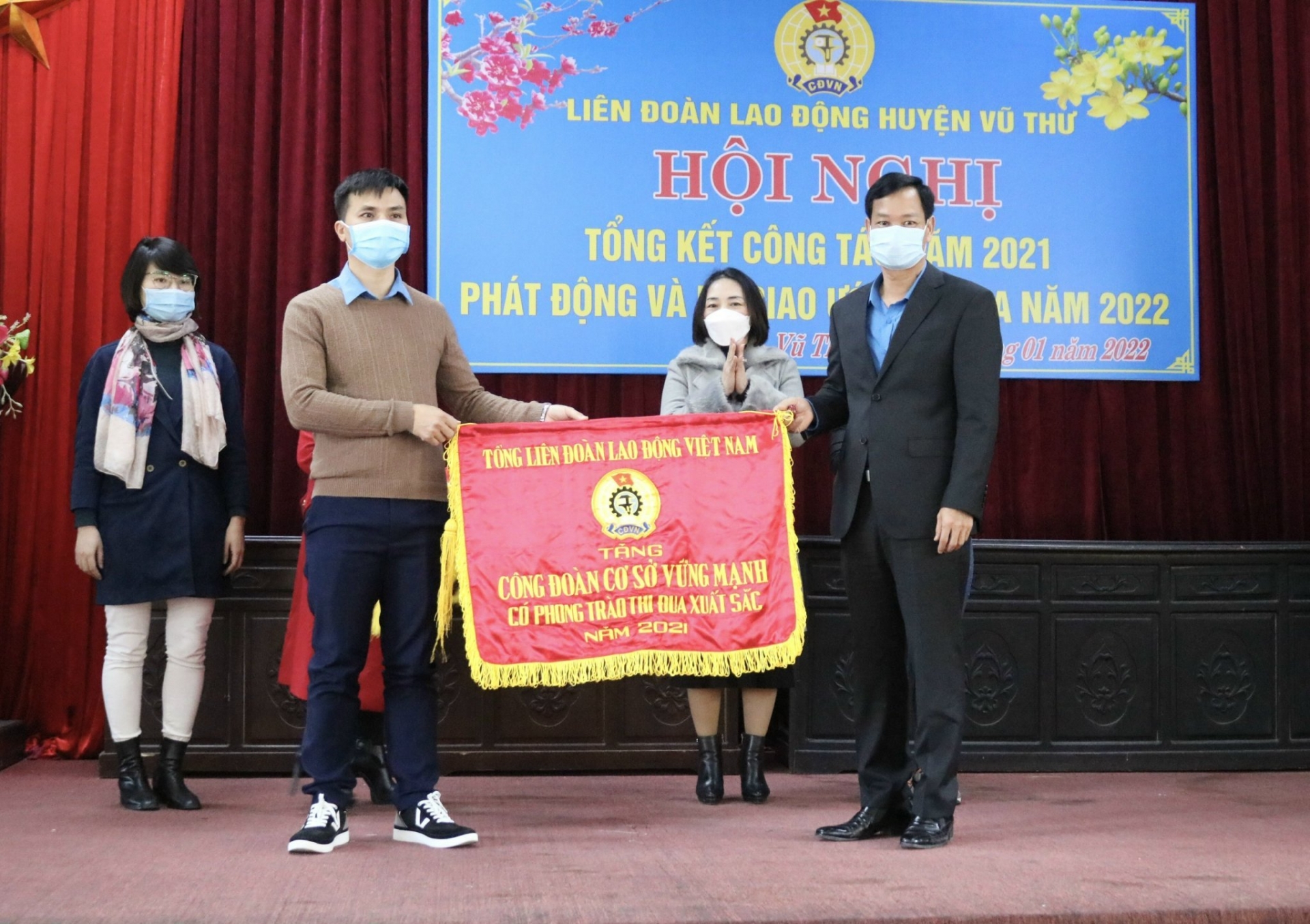 Hiệu quả từ phong trào thi đua và hoạt động chăm lo của tổ chức Công đoàn Hiệu quả từ phong trào thi đua và hoạt động chăm lo của tổ chức Công đoàn