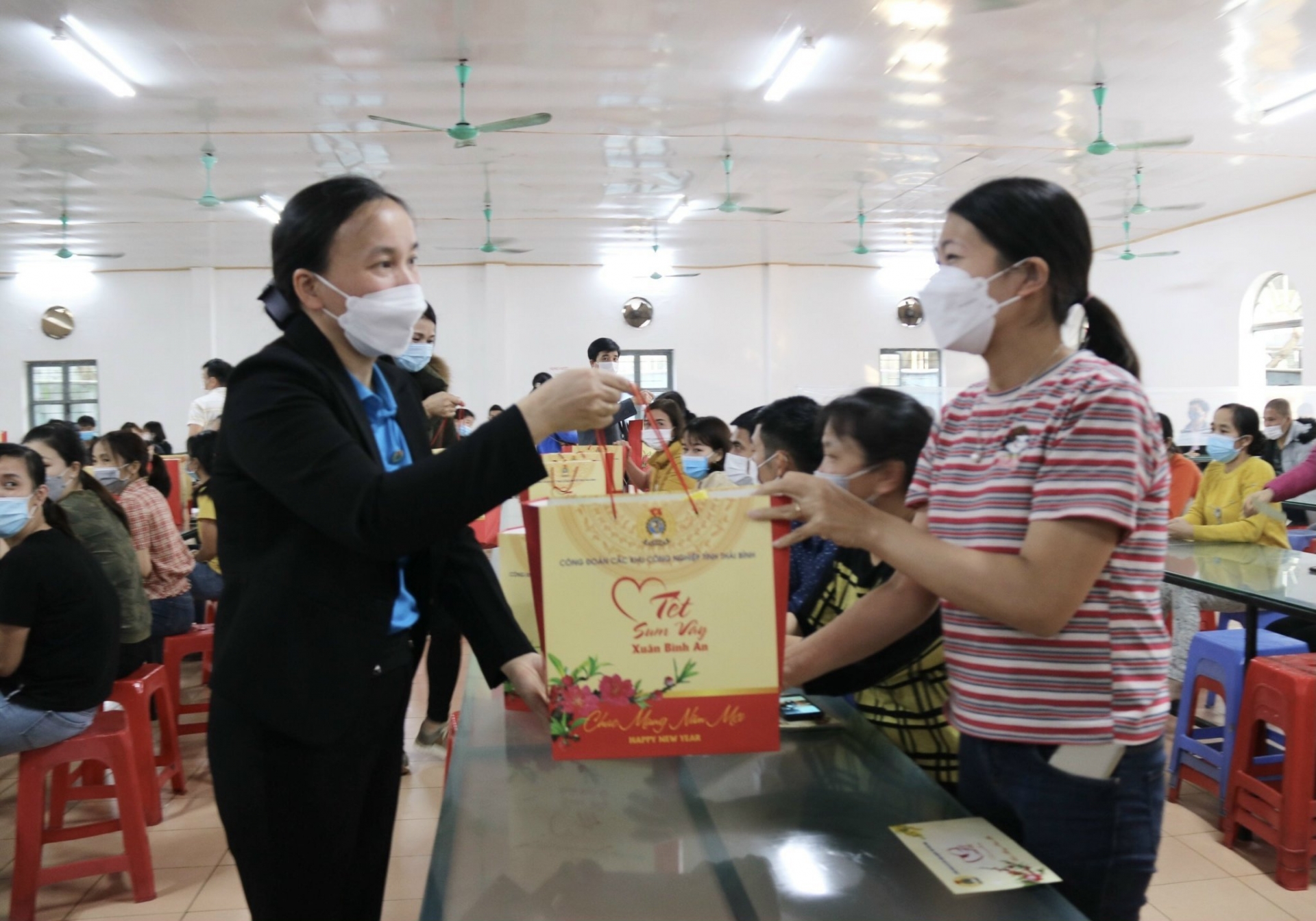 Thái Bình: Hơn 3.000 suất quà trao tặng NLĐ trong dịp “Tết sum vầy – Xuân bình an” Thái Bình: Hơn 3.000 suất quà trao tặng NLĐ trong dịp “Tết sum vầy – Xuân bình an”