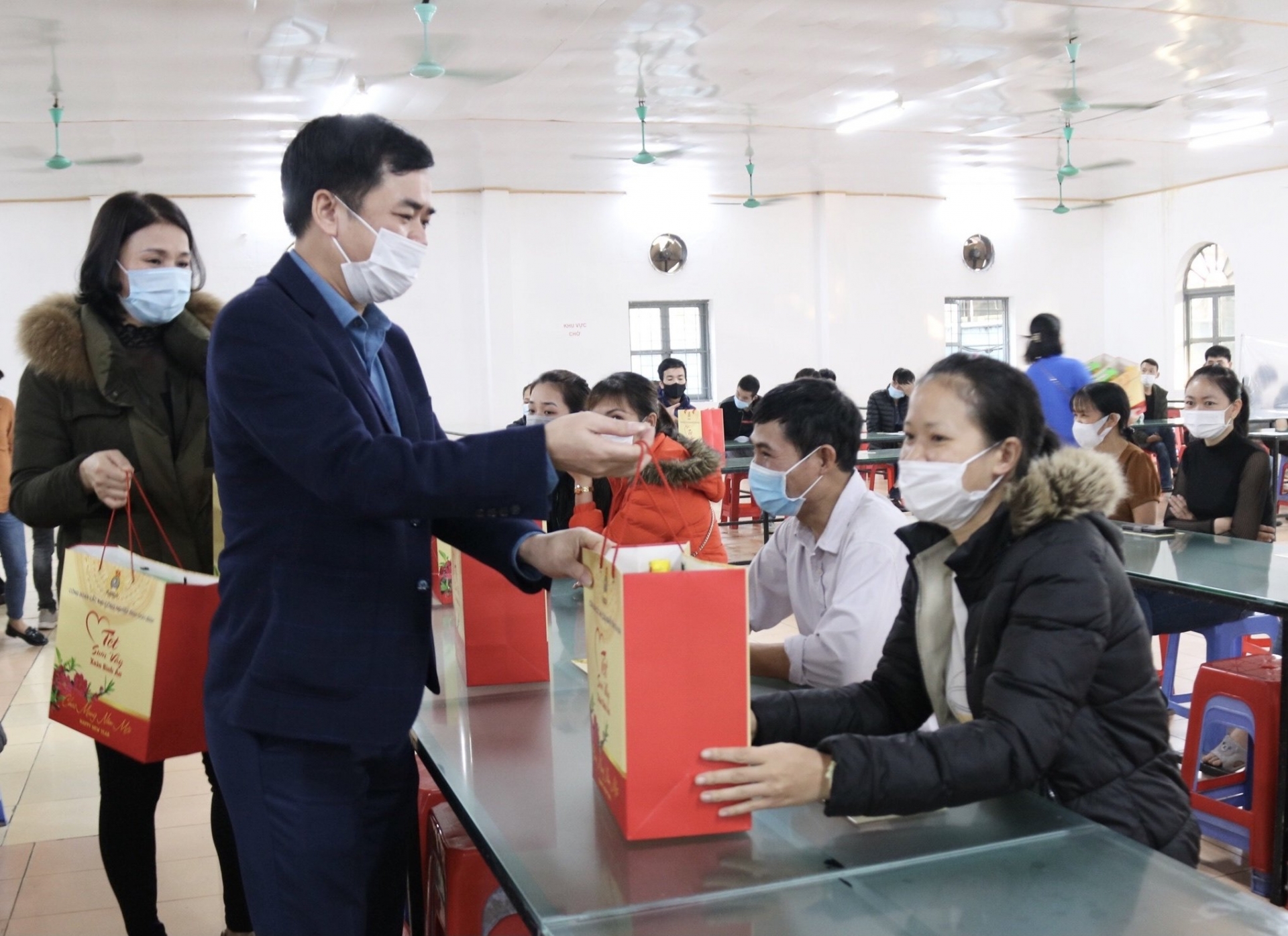 Thái Bình: Hơn 3.000 suất quà trao tặng NLĐ trong dịp “Tết sum vầy – Xuân bình an” Thái Bình: Hơn 3.000 suất quà trao tặng NLĐ trong dịp “Tết sum vầy – Xuân bình an”