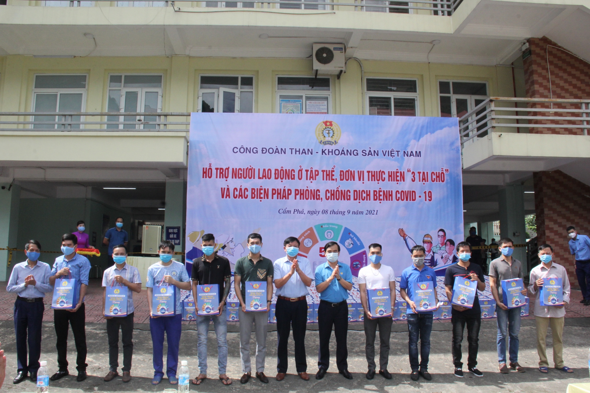 Ở đâu thợ mỏ khó, ở đó có Công đoàn Than – Khoáng sảnViệt Nam Ở đâu thợ mỏ khó, ở đó có Công đoàn Than – Khoáng sảnViệt Nam